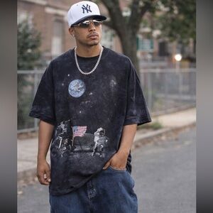 Smithsonian men’s space shirt XL EUC